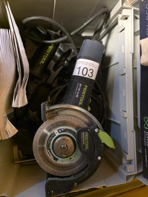 une boîte contenant une machine et quelques papiers