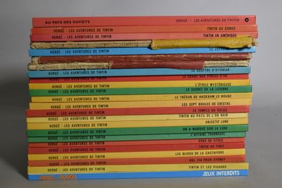 des livres empilés les uns sur les autres sur une table
