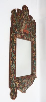 un miroir accroché au mur d'une pièce