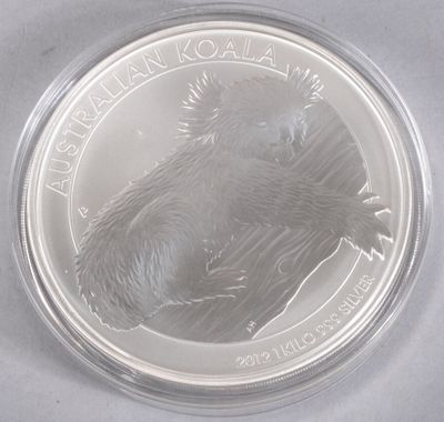 un gros plan d'une pièce d'argent sur laquelle figure un ours