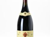 gros plan d'une bouteille de vin sur une surface blanche