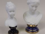 paire de bustes en porcelaine représentant un garçon et une fille