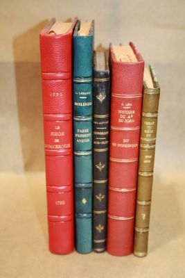 cinq livres empilés sur une table