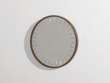 une horloge accrochée au mur