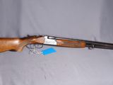 un fusil de chasse posé sur une table