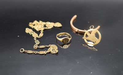 de nombreux bijoux en or posés sur une table noire
