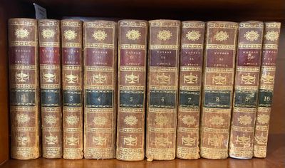Les livres sont alignés en rangée sur l'étagère.