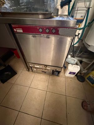 une photo d'un lave-vaisselle professionnel dans une cuisine