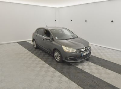 la voiture est garée dans le garage sur le sol en damier
