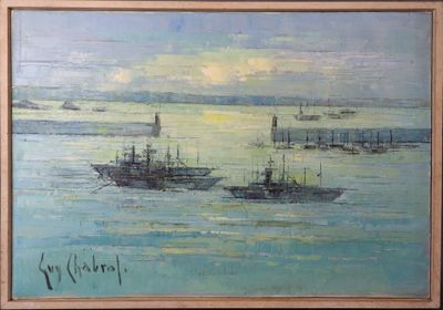 une peinture représentant des bateaux sur l'eau, avec le ciel en arrière-plan