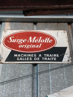 a sign that says surge melotte original on the side of a building