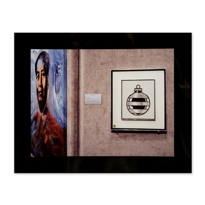 une photo d'un tableau et une photo d'un homme accrochées au mur