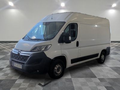 la camionnette blanche est garée sur le sol en damier d'une pièce