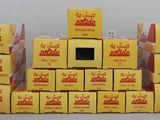 une pile de cartons de sodas empilés les uns sur les autres