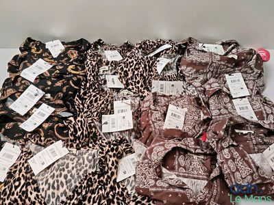 de nombreux types de vêtements sont exposés dans le magasin