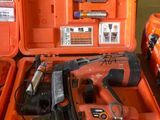 une mallette à outils orange contenant des outils
