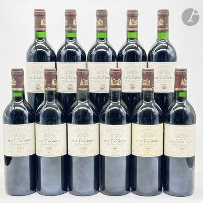 six bouteilles de vin rouge sont alignées