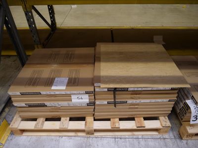 plusieurs piles de palettes en bois empilées les unes sur les autres dans un entrepôt
