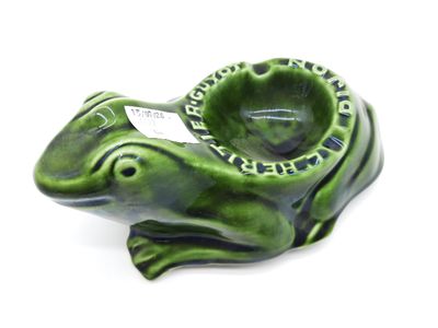 un cendrier en forme de grenouille verte, muni d'une étiquette
