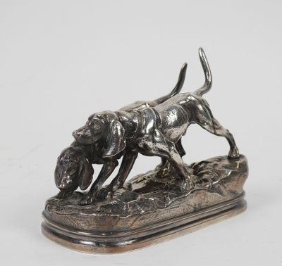 figurine en métal argenté représentant un chien tenant une balle dans la gueule