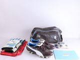 un sac, une paire de chaussures, un livre et d'autres objets disposés sur une surface blanche