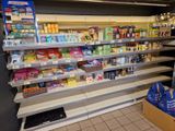 une épicerie dont les rayons regorgent de produits alimentaires et de boissons