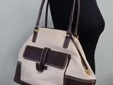 sac à main beige et marron sur un mannequin
