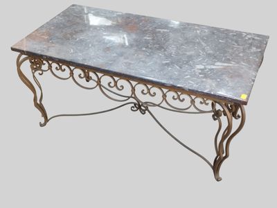 Table basse XXème en fer forgé dorée et plateau en mabre.