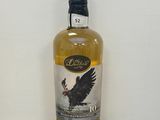 une photo d'une bouteille de whisky posée sur un comptoir