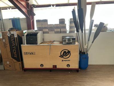 une boîte sur laquelle sont posés tout un tas d'outils
