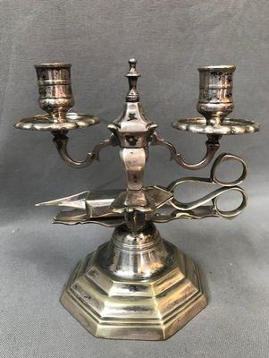 chandelier plaqué argent orné de trois bougies et d’un oiseau