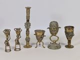 de nombreux objets en argent posés sur une surface blanche