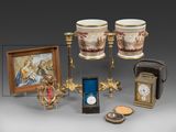 un grand nombre d'objets posés sur une table