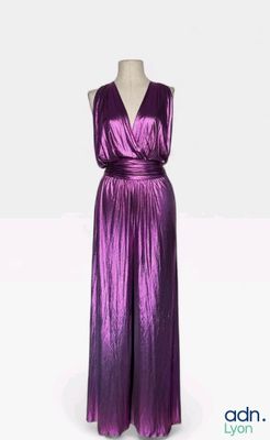 La robe est d'un violet brillant et présente un décolleté en V profond.