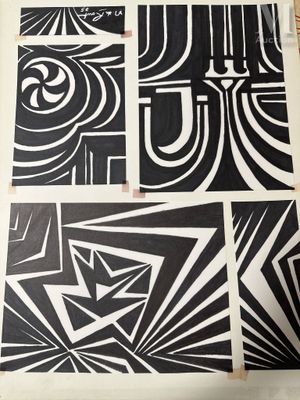 Quatre découpages artistiques différents, en noir et blanc, sont posés sur une table