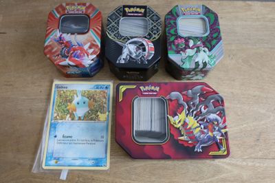 de nombreux modèles différents de boîtes à Pokémon sur la table