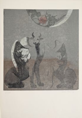 une photo en noir et blanc représentant un chat et un autre chat assis par terre