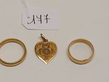 trois bagues en or et un pendentif en forme de cœur en or
