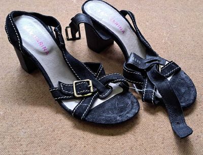56 / Paire de chaussures à talons - SAN MARINA - Point…