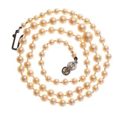 un collier de perles blanches avec un fermoir en argent et un fermoir