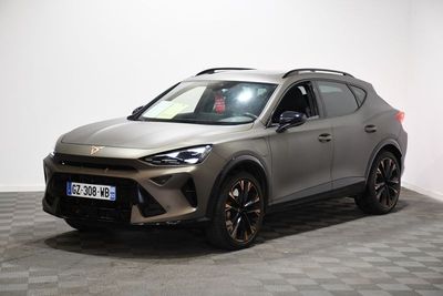 Le nouveau SUV Toyota C-HR est garé dans un showroom
