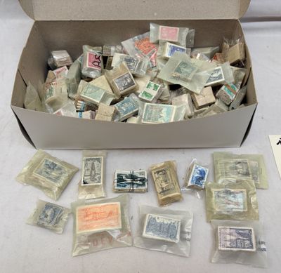 une boîte remplie de timbres posée sur une table