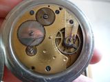 gros plan d'une personne tenant une montre à gousset
