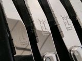 tout un tas de couteaux rangés dans un étui