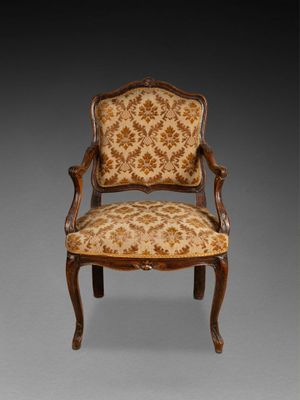 Fauteuil à la Reine à décor de fleurs et feuilles d'acanthes