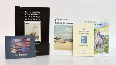 plusieurs livres posés sur une surface blanche, sur fond blanc