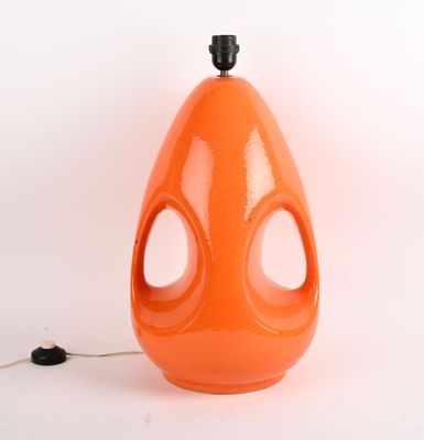 une lampe orange percée d'un trou au milieu