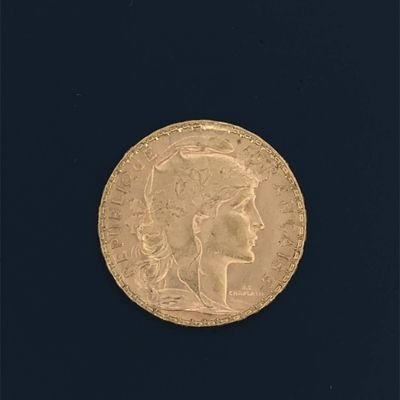 gros plan d'une pièce d'or portant un visage de femme