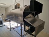 une grande machine placée au milieu d'une pièce