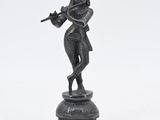 statue d'une femme jouant de la flûte sur fond blanc